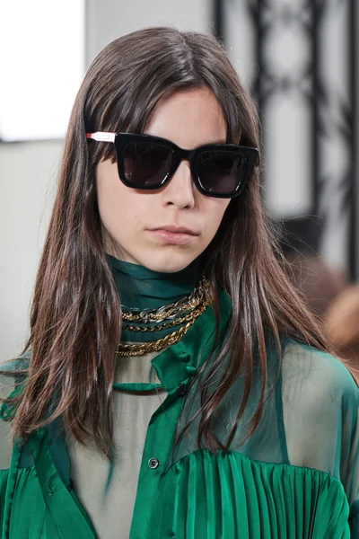 Look 100